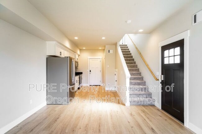 Building Photo - 1734 NE Gilbert Ln