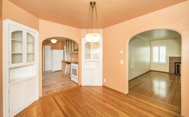 Foto del edificio - Charming Spanish Style Cottage with Incredible Deck- Gardener's Delight!