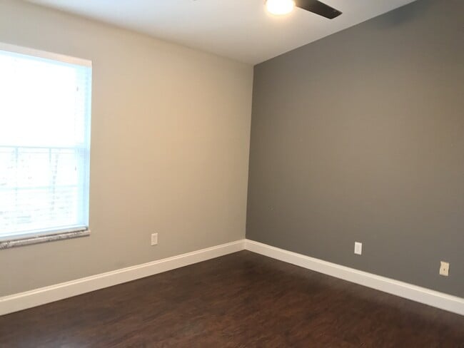 Building Photo - Gorgeous Renovated Condo in Creve Coeur Cr...