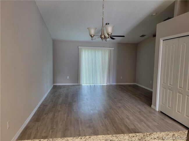 Foto del edificio - 9503 N Travis Dr