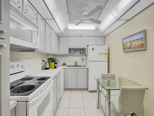 Foto del edificio - 3113 S Ocean Dr