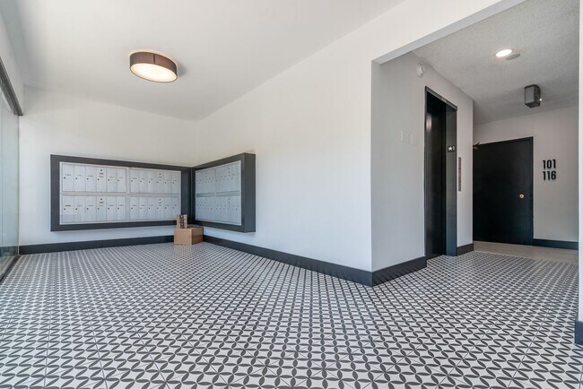 Building Photo - 8011 Romaine St