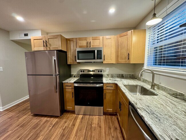 Building Photo - Beautifully Renovated Apartment Near VT and Downtown