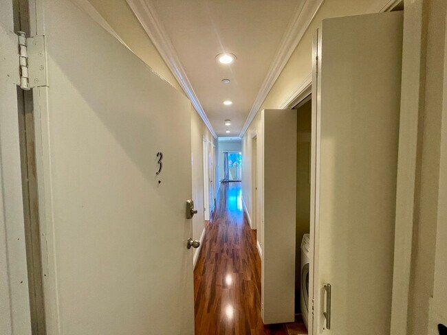 Building Photo - Lovely, Spacious, Heart of the Mission! In...