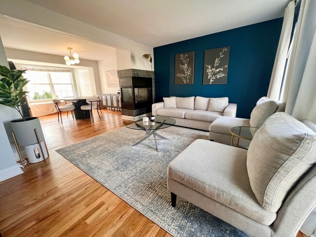 Building Photo - 3 bed 2.5 bath Located in the Heart of The Hill