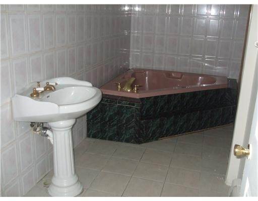  - 103 Oak St