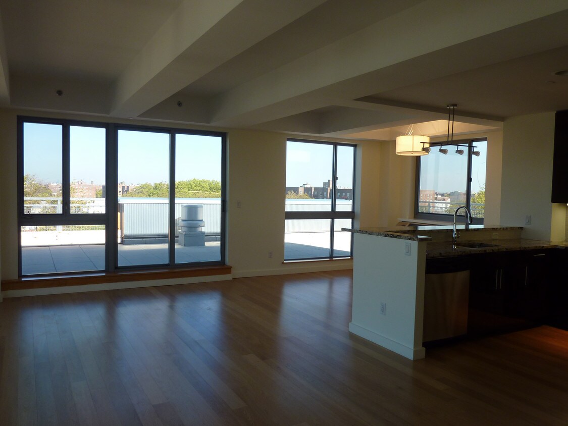 Foto principal - 2750 E 12th St