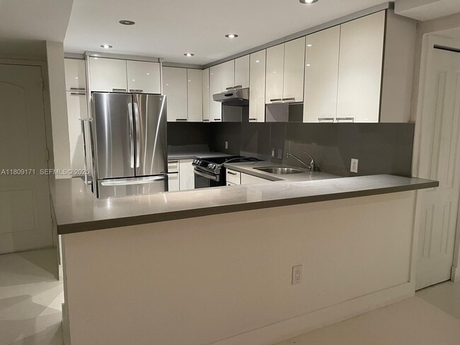 Building Photo - 3625 N Country Club Dr