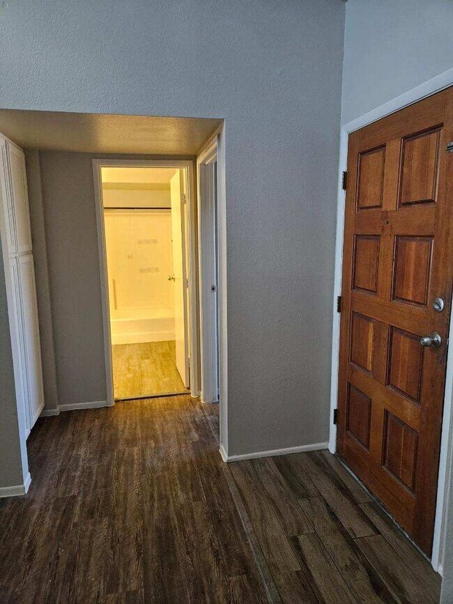 Building Photo - Fantastic 2bdrm condo Union Hills and 19th...
