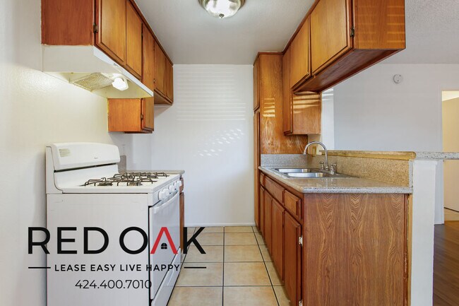Building Photo - 1 MONTH FREE! Bright and Airy One Bedroom ...