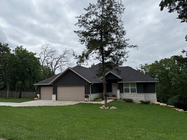 Building Photo - Gorgeous 4Bedroom House, on spacious 2 acres