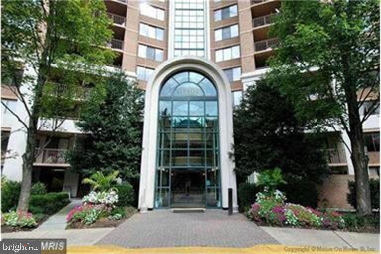 Foto principal - 10101 Grosvenor Pl