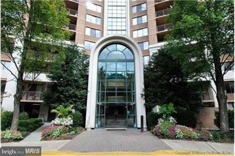 Primary Photo - 10101 Grosvenor Pl