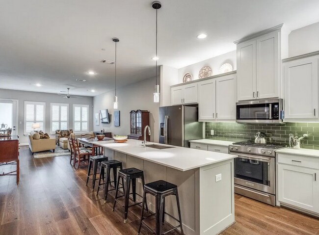 Foto del edificio - 5015 Meridian Ln