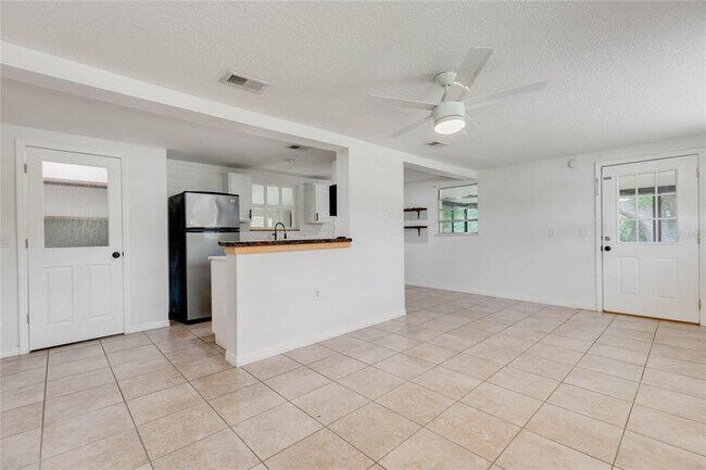 Building Photo - 4181 Chestnut Dr