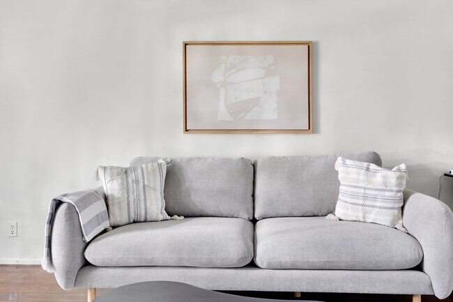 Foto del edificio - 135 S Reeves Dr