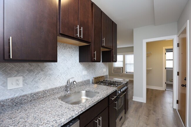 Foto del edificio - 735 W Brompton Ave