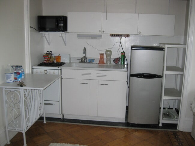 Full Kitchen - 4613 Cedar Ave