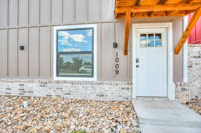 Foto del edificio - 1009 Holiday Dr