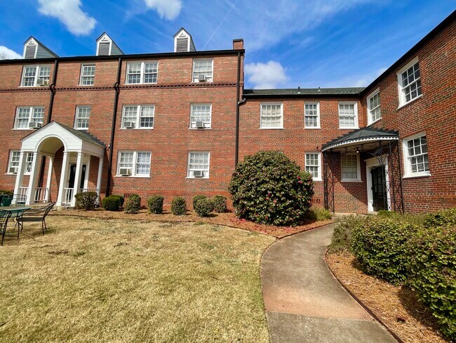 Courtyard - 2846 Thornhill Rd