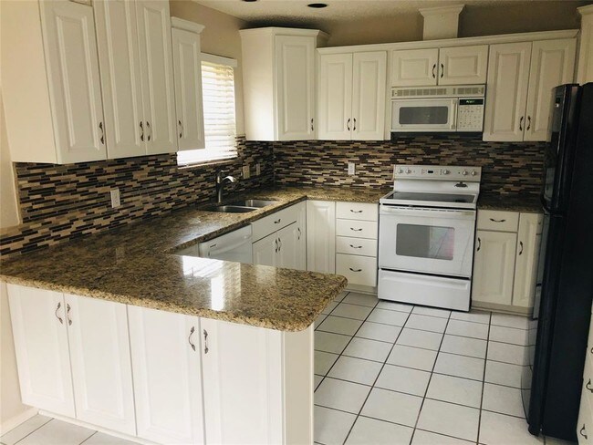 Foto del edificio - 3704 Firethorn Dr