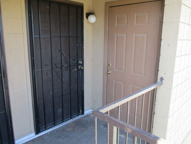 Building Photo - 2933 Elm Ave
