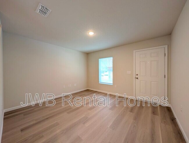 Foto del edificio - 6052 Redpoll Ave