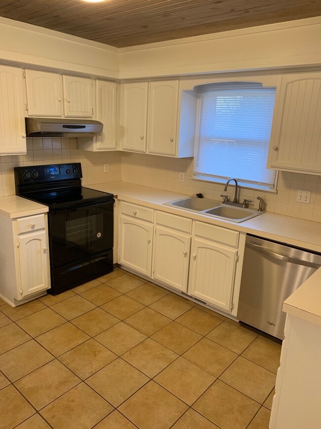 Foto del edificio - 3 Bedroom 2 Bathroom across from Kickapoo High School $1,495!