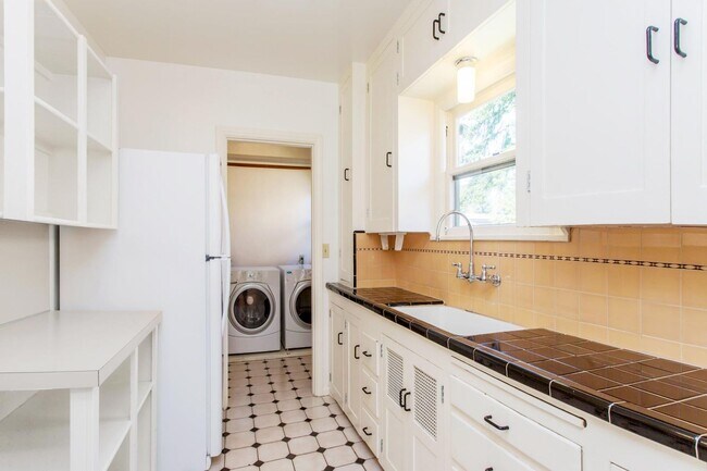 Building Photo - Rentals - 5730 / 5732 Duplex