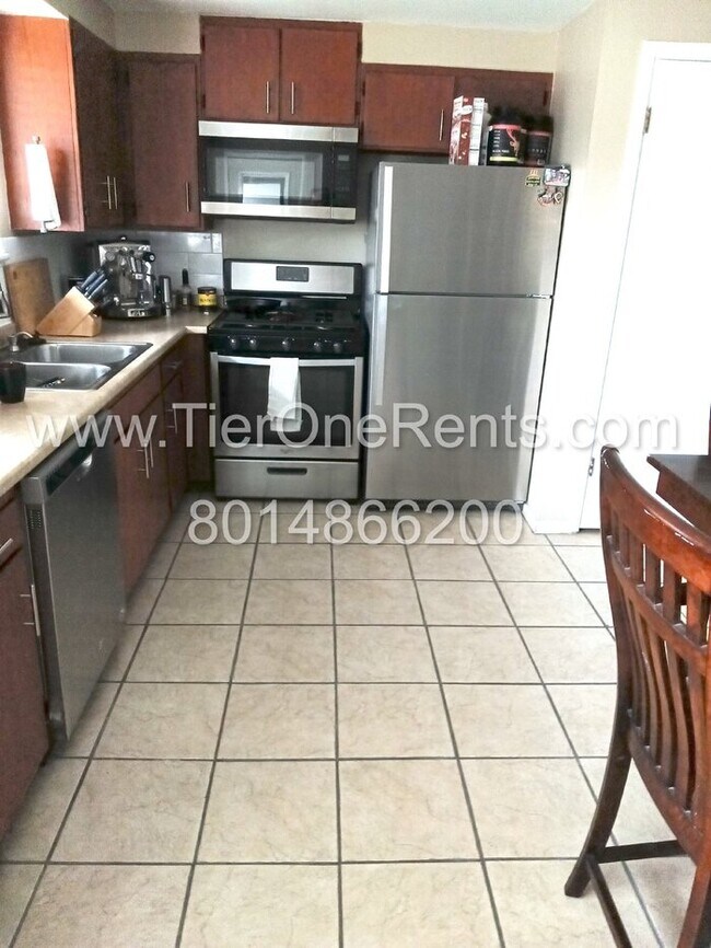 Building Photo - For a limited time, this property offers n...