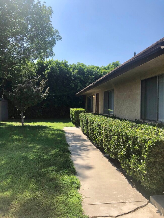 Building Photo - 8454 Almond Ave
