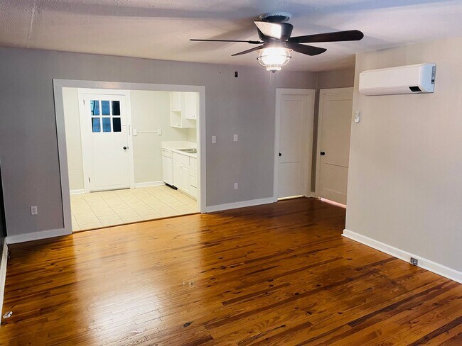 Building Photo - Charmer in the NW close to Lake Jackson- a...