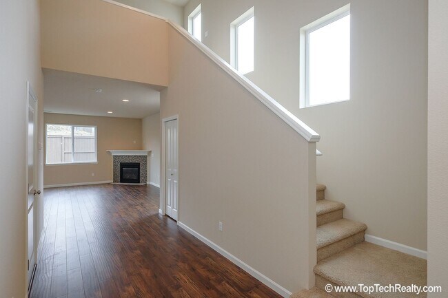 Foto del edificio - Spacious 4-Bedroom + Office Home in Abbey ...