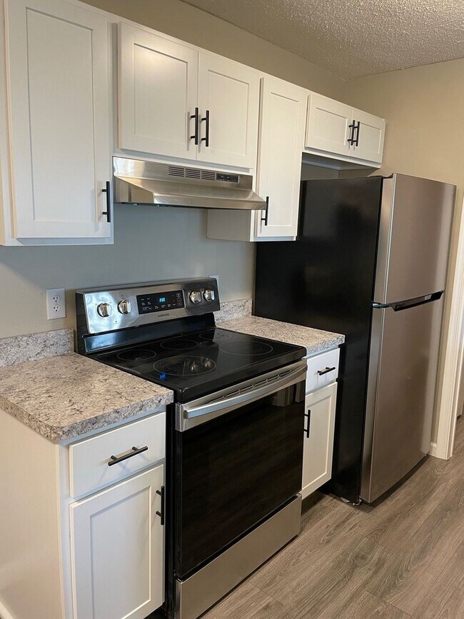 Building Photo - Welcome to this charming first-floor 2 bed...