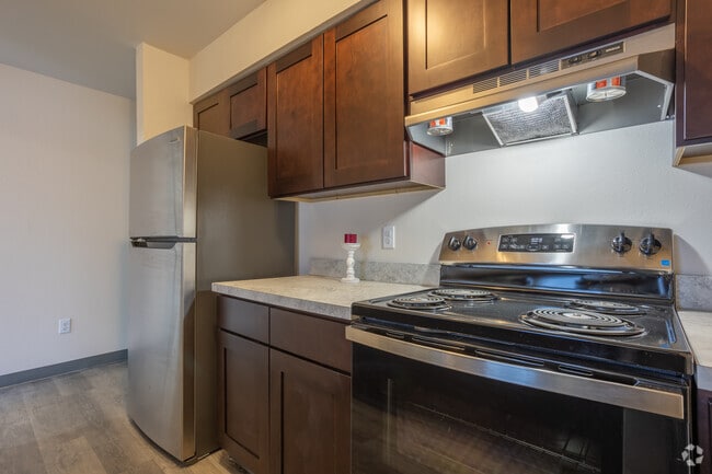 3BR, 2BA - 1,300SF - Kitchen - Arrowtree Apartments