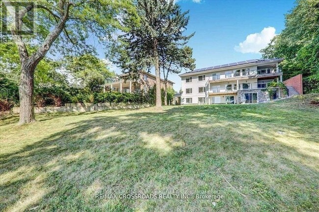 Building Photo - 9 Redland Crescent E