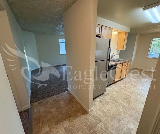 Building Photo - Two Bedroom Upstairs Unit in The Vineyards HOA **Half Off 2nd Month Rent**