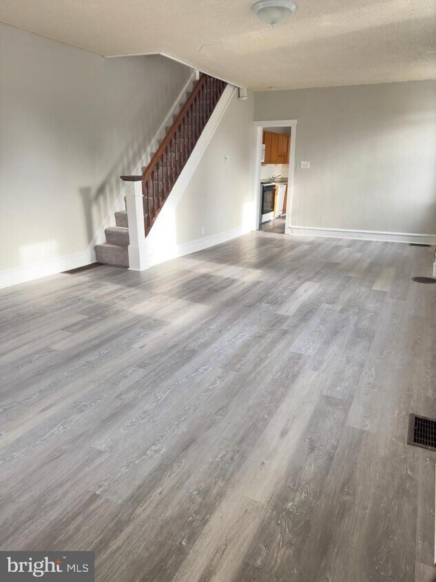 Foto del edificio - Spacious 5-Bedroom Home with Private Yard & Off-Street Parking in Upland