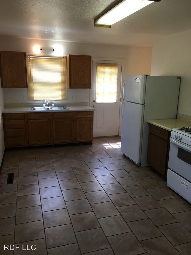 Building Photo - 3 br, 2.5 bath Apartment - 1007 Valley Drive