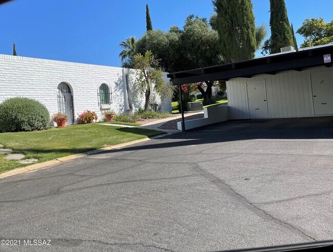 Building Photo - 737 W Las Lomitas Rd