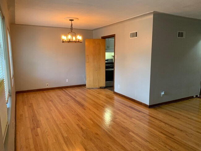 Comedor - 7109 Dartmouth Ave