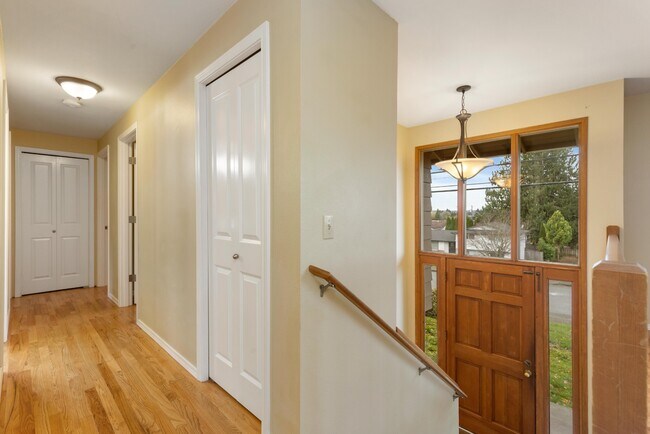 Foto del edificio - Spacious 5-Bed Home on XL Private Lot!