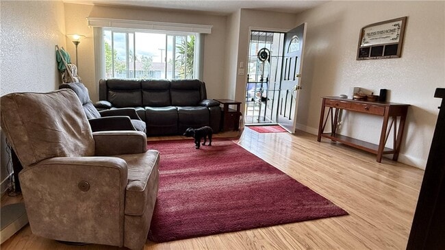 Foto del edificio - 6472 Brown Cir