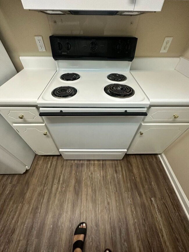 Foto del edificio - Dunwoody Subdivision - End Unit!  EXTRA PARKING!