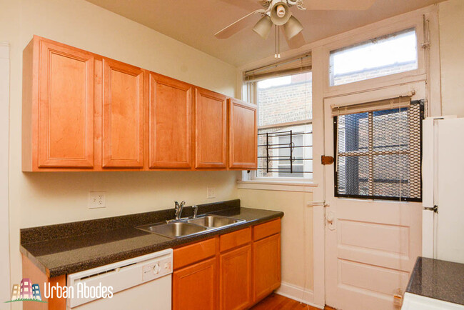 Building Photo - 1420 W Addison St