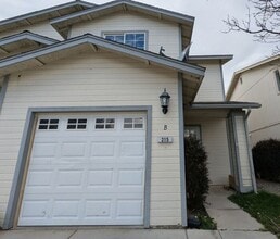 Building Photo - 215 Meadowood Ct
