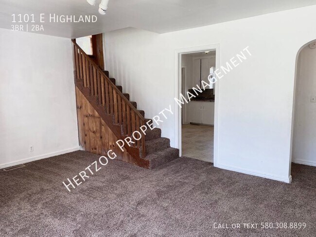 Building Photo - 3 Bedroom 2 bathroom home with 2 living ar...