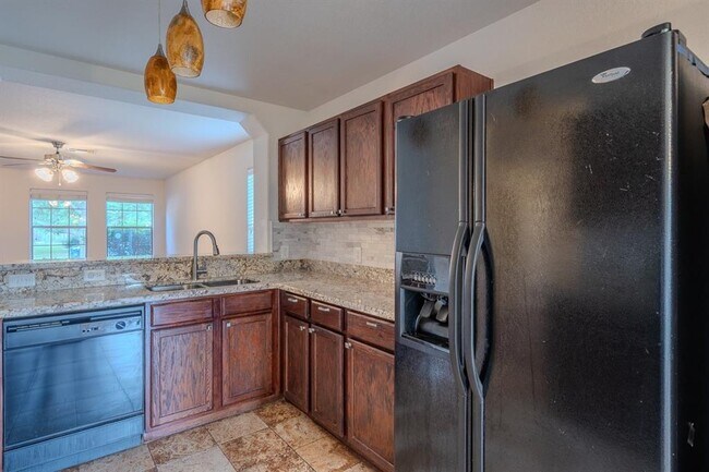 Foto del edificio - 2727 Roaring Oaks Ln