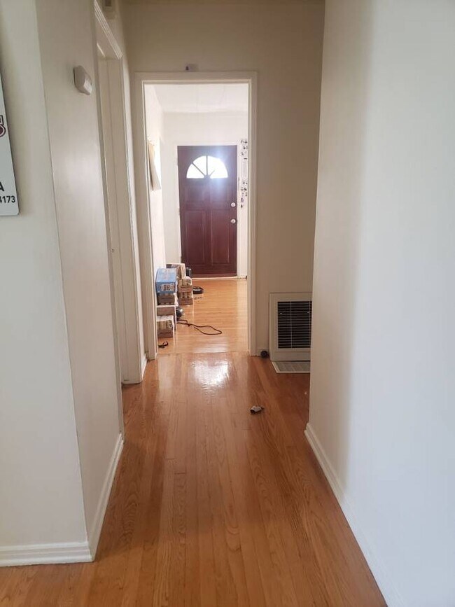 Foto del edificio - 8024 Regis Way