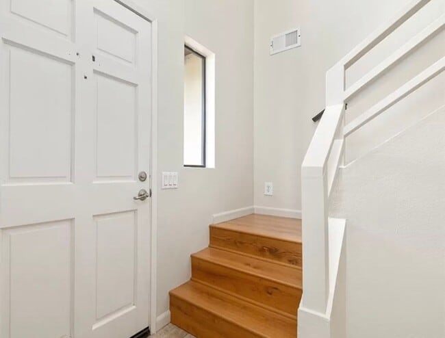 Building Photo - 461 Java St